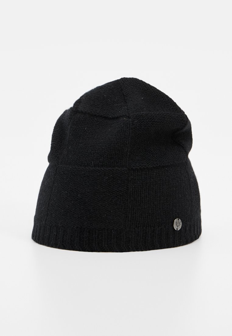Czarna, dziana czapka beanie z teksturowanym wzorem patchworkowym i małą okrągłą metalową naszywką na dolnej krawędzi.