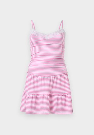 Rosa-weiß gestreiftes, ärmelloses Kleid mit Spitzenbesatz am Ausschnitt und gestuftem Volant-Saum vor einfarbigem Hintergrund.