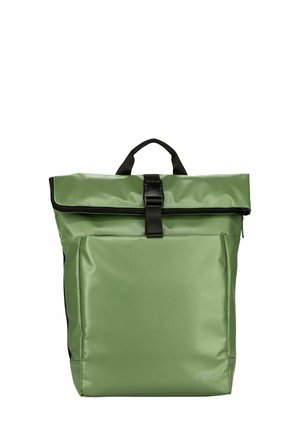 Sac à dos vert à rabat fabriqué en matériau imperméable, doté d'une fermeture éclair noire et d'une sangle, avec une forme rectangulaire structurée et élégante.