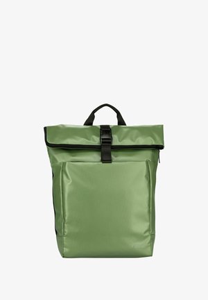 Sac à dos vert à rabat fabriqué en matériau imperméable, doté d'une fermeture éclair noire et d'une sangle, avec une forme rectangulaire structurée et élégante.