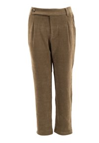 Pantaloni in corduroy marrone con una vita ampia, caratterizzati da due pieghe frontali e un bottone, texture liscia e gambe affusolate.