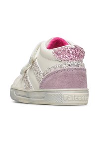 Sneaker in pelle bianca con accenti di glitter rosa e argento, tallone in suede viola, cinturino in Velcro, fodera in rete e suola in gomma testurizzata.