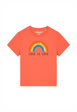 Koraalkleurig katoenen t-shirt met korte mouwen, versierd met een regenboogafbeelding en de tekst "LIEFDE IS LIEFDE" in het zwart onder de regenboog.