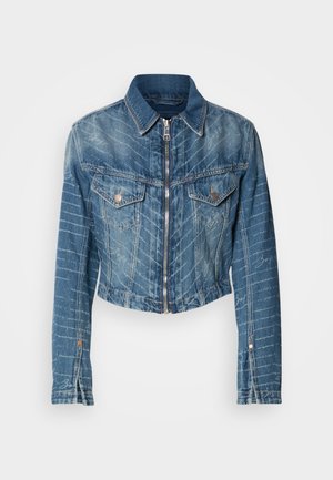 Jaqueta de denim corta com dois bolsos frontais, fecho de zipper e um tom azul claro com detalhes sutis em costura branca.