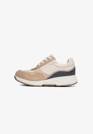 Beige en crèmekleurige sneakers met suède en mesh materialen, een gestructureerde zool, vetersluiting en een zijritsdetail.