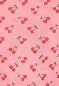Roze stof met een herhaaldelijk kersenpatroon van rode kersen en groene bladeren. De textuur lijkt glad en lichtgewicht.