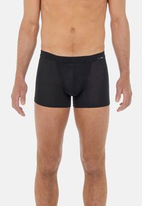 Svarta boxershorts för män i mjukt och töjbart tyg. Har en påse fram, elastisk midja och en slät yta.