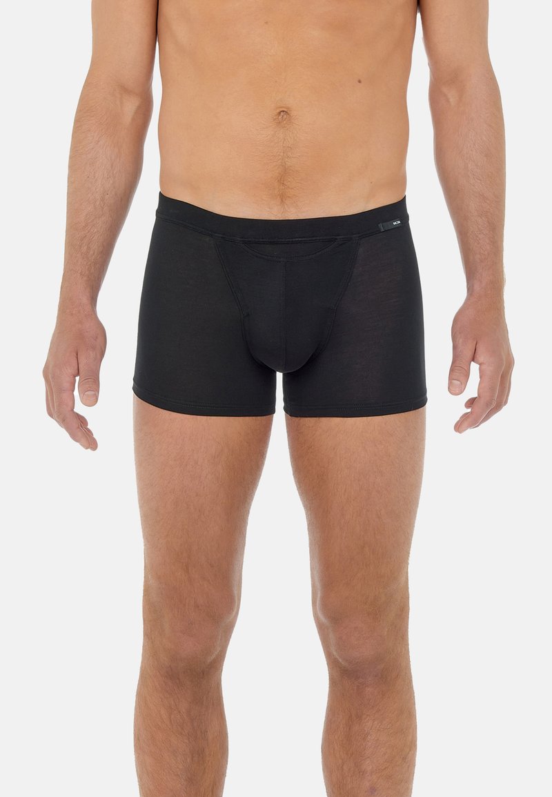Svarta boxershorts för män i mjukt och töjbart tyg. Har en påse fram, elastisk midja och en slät yta.