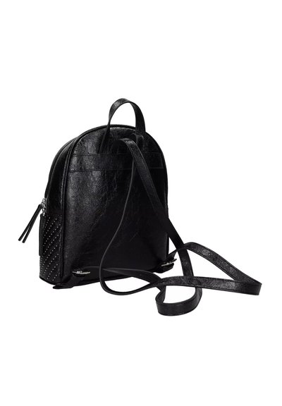 Zaino in ecopelle nera con parte superiore arrotondata, spallacci regolabili e dettagli a borchie alla base. Presenta una chiusura con zip e una finitura testurizzata.
