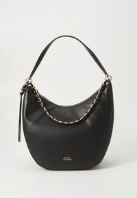 Svart håndveske i halvmåneform med gullfarget kjededetalj og glidelås, enkelt håndtak øverst, og liten logo på midten foran.