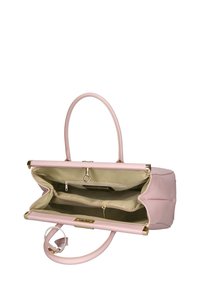 Sac à main en cuir rose avec une texture lisse et des finitions dorées, offrant un intérieur spacieux avec plusieurs compartiments et un doublure douce.