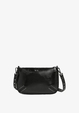 Černá kožená crossbody taška s texturovaným povrchem, zdobená hroty a nastavitelným popruhem. Zapínání na zip s detaily loga.