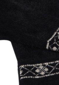 Tessuto di lana nera con una morbida texture, caratterizzato da motivi geometrici bianchi e accenti. Dettagli notevoli includono intricati disegni tessuti.