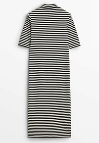 Robe noire et blanche à rayures horizontales, longueur genou, avec manches courtes et col rond, vue de dos sur un fond blanc.