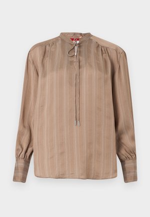 Blusa beige a maniche lunghe con sottili righe verticali, spalle arricciate, collo alto con laccio e polsini con bottoni.