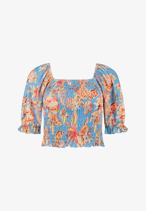 Smockirana bluzica iz svetlo modrega blaga z cvetličnimi motivi v oranžni in rožnati barvi. Ima napihnjene rokave in kvadratni izrez z naborki.