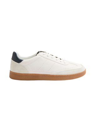 Biały niski sneaker z gumową podeszwą, sznurowaniem z przodu i czarną zakładką na pięcie, pokazujący lewy profil na białym tle.