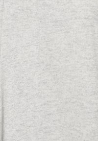 Vaaleanharmaa kangas, jossa on pehmeä tekstuuri, hienovarainen meleerattu kuvio ja tasainen, yhtenäinen pinta.