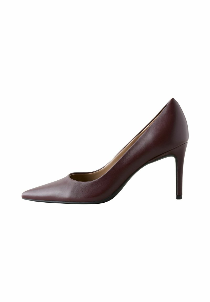 Bordeaux leren hoge hak schoen met een spitse neus, voorzien van een uitsnedeontwerp en een elegante stilettohak. Glad textuur en minimale accenten.