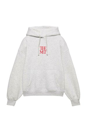 Sweat à capuche gris bruyère avec une poche kangourou frontale, une capuche avec cordon de serrage, et un texte rouge brodé disant "THE MET." Tissu doux et coupe décontractée.