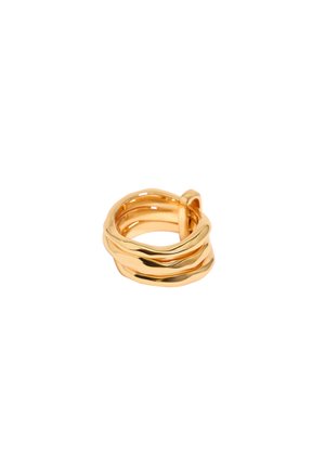 Anello in tonalità oro con un design intrecciato composto da tre bande interconnesse, superficie liscia e finitura lucida. Forma circolare, stile a banda aperta.