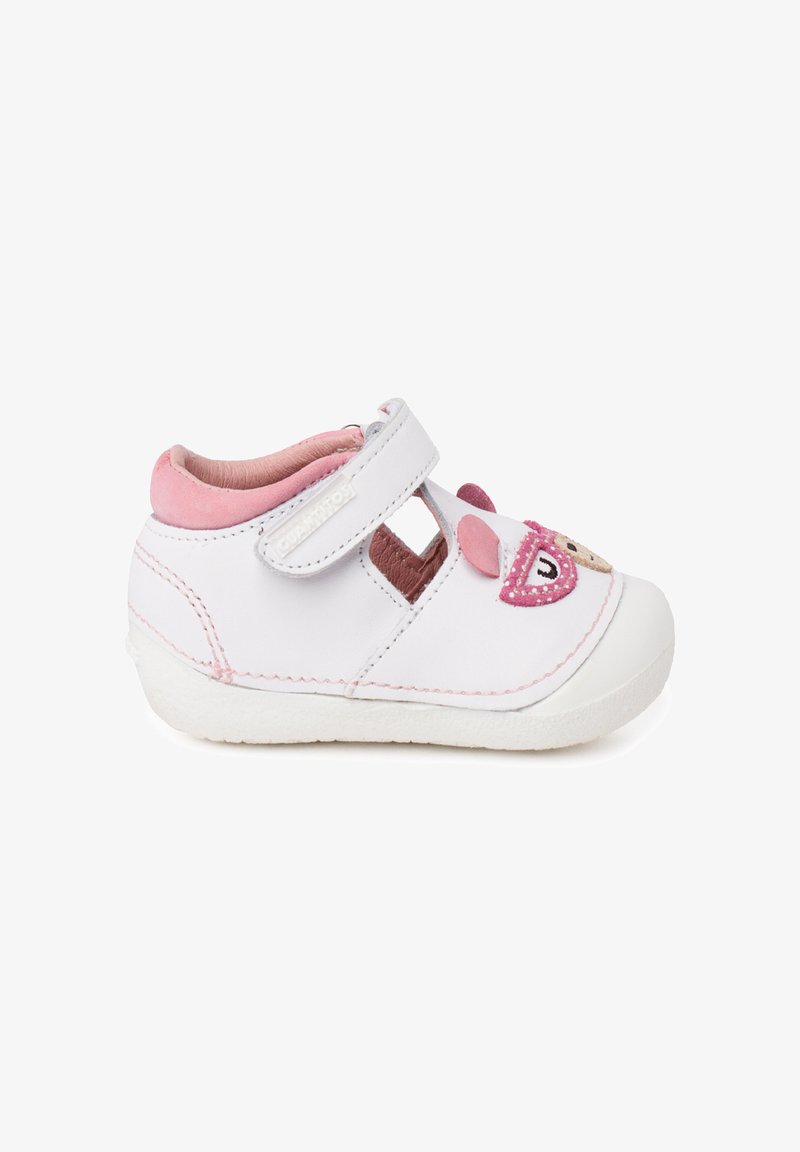 Chaussure pour tout-petit blanche et rose avec une bride Velcro, panneaux latéraux ouverts et visage d'ours décoratif rose et beige sur le bout.