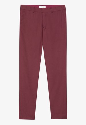 Pantalones burdeos a medida hechos de una tela suave, con bolsillos laterales en ángulo, un frente plano y un corte ajustado.