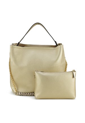 Grote gouden handtas met een gestructureerde textuur, zwarte riem en gouden ketting, vergezeld door een bijpassend gouden clutchetui met ritssluiting aan de voorkant.