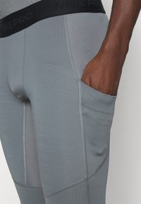Nike Performance WARM - Legíny - smoke grey/black