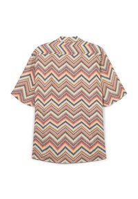 Camicetta a maniche corte con motivo a zigzag in rosso, arancione e blu su uno sfondo crema chiaro. Realizzata in un tessuto tessuto stratificato e testurizzato.