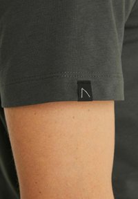 CHASIN' T-shirt basic - dark grey
