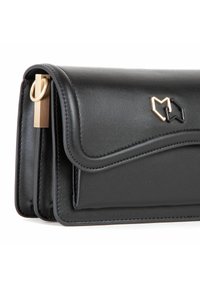 Sort læderpung med en buet klap, hardware i guldfarve og et logoaccent. Har et struktureret design og en glat tekstur.