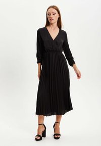Liquorish MIDI WITH DETAILS - Day dress - black