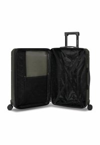 Maleta rígida verde con dos ruedas suaves, asa extensible y un interior dividido que incluye un bolsillo de malla y correas elásticas.