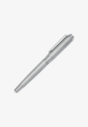 Silberner Metallstift mit strukturiertem Griff und Clip, mit Kappe, vor weißem Hintergrund abgebildet.