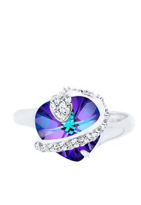 Silverring med en stor lila hjärtformad ädelsten med blå accenter, omgiven av små klara stenar och en svängande banddesign.