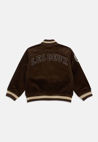 Καφέ τζάκετ από κορντό με ριμπένιο γιακά και μανσέτες, με κεντημένο το "LES DEUX" στην πλάτη και ένα εμβληματικό σχέδιο στο μανίκι.