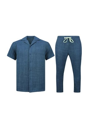 Kort mouw blauw overhemd met knopen en bijpassende blauwe broek met wit trekkoord, apart weergegeven op een witte achtergrond.