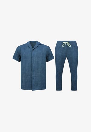 Kort mouw blauw overhemd met knopen en bijpassende blauwe broek met wit trekkoord, apart weergegeven op een witte achtergrond.