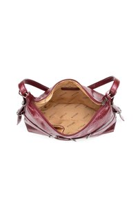 Sac à main en cuir bordeaux avec matériel en argent, doté d'un intérieur spacieux en tan doublé du logo de la marque répété et d'un design ouverture sur le dessus.