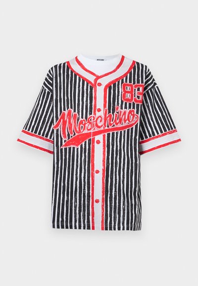 Μπλούζα μπέιζμπολ με ασπρόμαυρες ρίγες και κόκκινες λεπτομέρειες, με το λογότυπο «Moschino», αριθμό 83 και κουμπιά στο μπροστινό μέρος. Κοντά μανίκια.