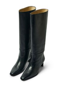 Črni usnjeni škornji do kolen z gladko teksturo, ostrim prstom in nizkim peto. Notranjost je svetle barve, kar ustvarja kontrast.