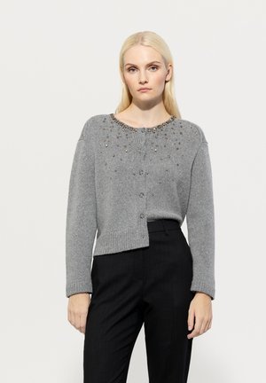 Grauer gestrickter Cardigan mit Rundhalsausschnitt und Verzierungen, langen Ärmeln und durchgehender Knopfleiste. Sanfte Textur.