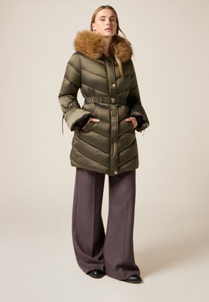 IMBOTTITA MIDI CON CINTURA - Wintermantel - verde militare