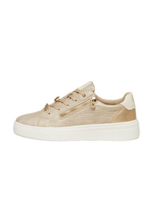 Beige lage sneaker met gestructureerde stof, gouden ritsdetail aan de zijkant, beige veters en dikke witte zool.