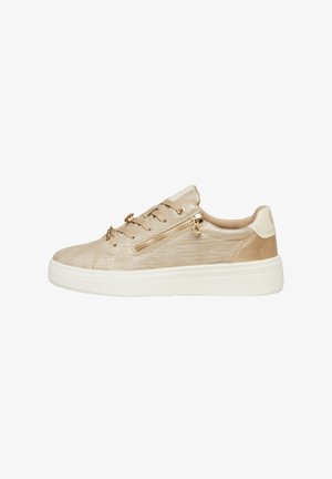 Beige lage sneaker met gestructureerde stof, gouden ritsdetail aan de zijkant, beige veters en dikke witte zool.