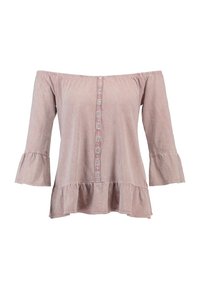 Off-the-shoulder top van lichtroze stof. Heeft driekwart mouwen, een knoopsluiting aan de voorkant en een gerimpelde zoom. Glad textuur.