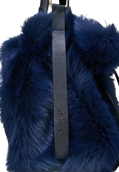 Sac à main duveteux bleu foncé avec une sangle verticale en cuir texturé embossée des lettres VSP et une quincaillerie dorée.