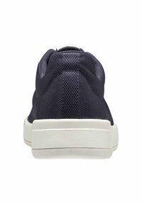 Námořnické síťované tenisky s texturovaným svrškem, bílou gumovou podrážkou a zaoblenou špičkou. Minimalistický design s poutkem na patě.