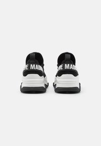 Steve Madden JPROTÉGÉ - Matalavartiset tennarit - black